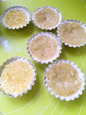 装上炒好的苹果馅