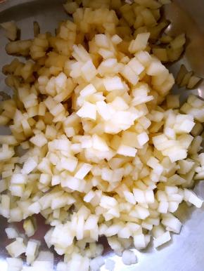 苹果去皮，切成碎末