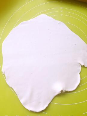 千层酥面团撒点干粉，擀成薄片