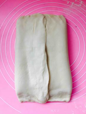 掀起面前两头向中间位置折叠，捏紧接口位置，开酥过程中要不断撒手粉