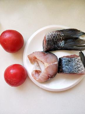 鱼的中下部切段，西红柿洗净