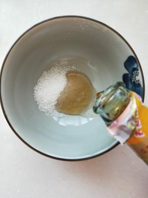 盐，糖，黄油加在一起搅拌均