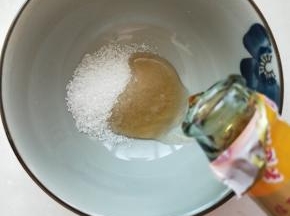 盐，糖，黄油加在一起搅拌均