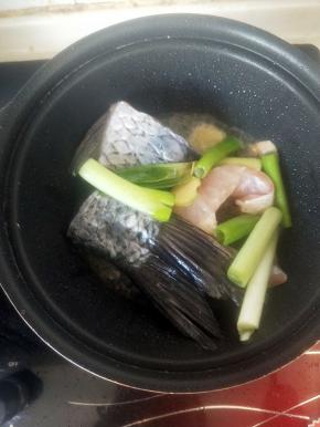 锅内放入油，烧热放入腌制好的鱼段。小火慢煎