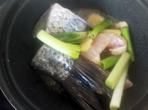 锅内放入油，烧热放入腌制好的鱼段。小火慢煎