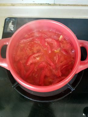 不一会儿西红柿就出汁了