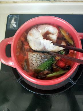 这时倒入煎过的鱼块，