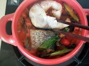 这时倒入煎过的鱼块，