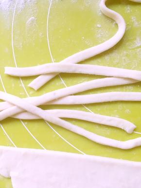 剩下的面团擀成薄片，切成同等大小的条条