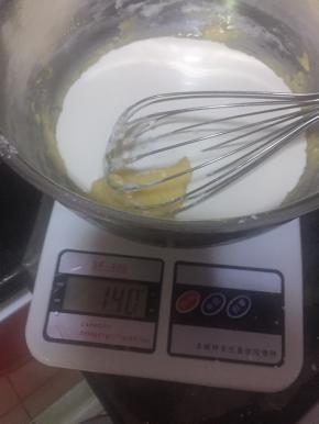 所以将140克淡奶油全加进面糊了，搅拌均匀