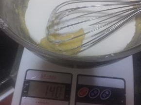 所以将140克淡奶油全加进面糊了，搅拌均匀