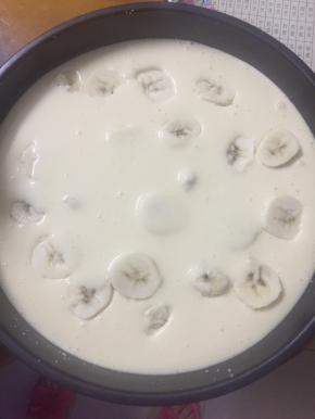 将奶油面糊倒入盘里