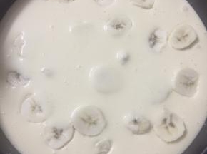 将奶油面糊倒入盘里