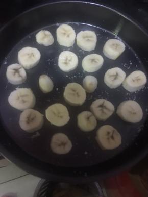 香蕉去皮切块放入披萨盘