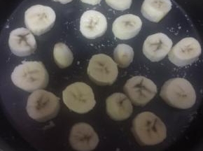香蕉去皮切块放入披萨盘