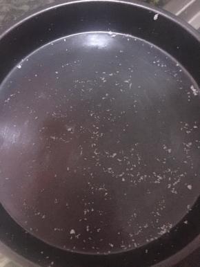 在盘底和边上都撒上绵白糖（不在配方内）