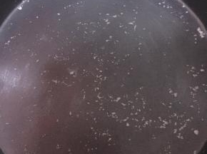 在盘底和边上都撒上绵白糖（不在配方内）