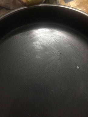 用黄油涂抹披萨盘，我用的是8寸的披萨盘