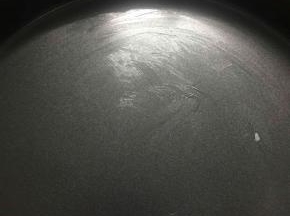 用黄油涂抹披萨盘，我用的是8寸的披萨盘