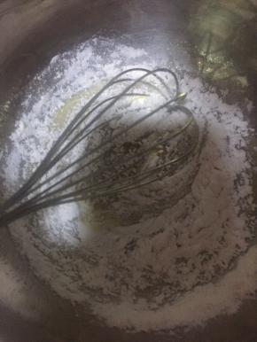 筛入中筋粉，最好用低粉，我是懒人，一向喜用中筋粉