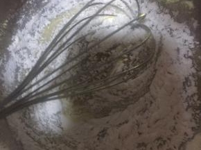 筛入中筋粉，最好用低粉，我是懒人，一向喜用中筋粉