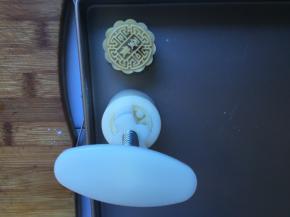 将月饼放入膜具中，向下压出形状