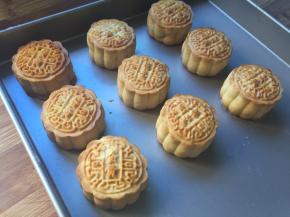 才出炉的月饼颜色不是很好看，回油后就好看了