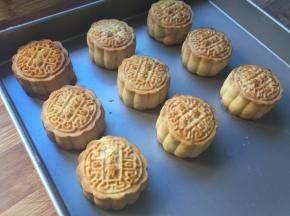 才出炉的月饼颜色不是很好看，回油后就好看了