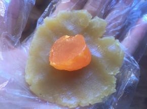将蛋黄包入莲蓉中