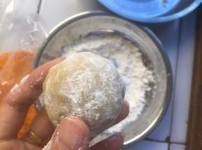 将面团粘一点中筋面粉，膜具也撒上面粉，