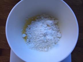 现在做酥粒，黄油软化后，将全部酥粒材料放在一起，