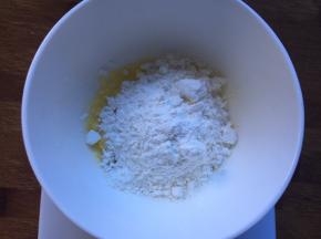 现在做酥粒，黄油软化后，将全部酥粒材料放在一起，
