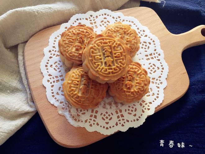 莲蓉蛋黄月饼