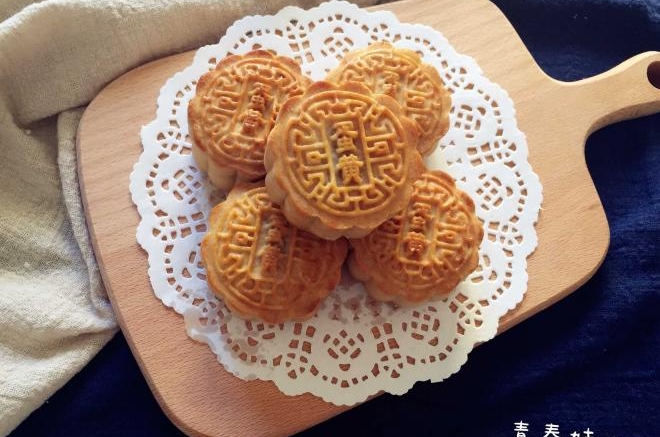 莲蓉蛋黄月饼