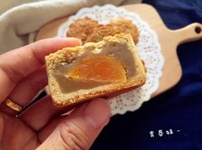 来张近照，50克月饼用半个蛋黄就可以了