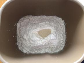 将黄油以上的材料全部放入面包机，启动和面程序20分钟