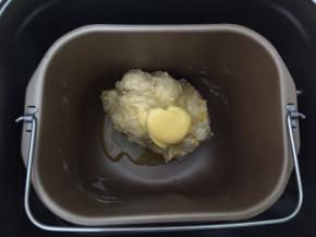加入软化好的黄油，再次揉面30分钟