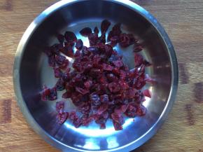 将蔓越莓切成小粒，