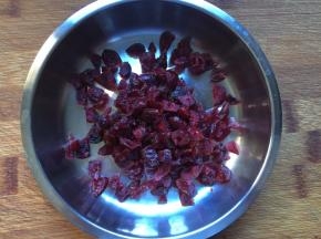 将蔓越莓切成小粒，
