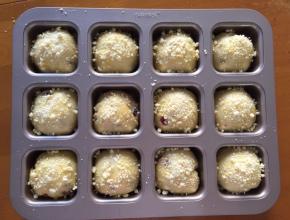 二次发酵完成后，刷上蛋黄液，撒上酥粒，放入预热好的烤箱160度，中层，上下火，18分钟