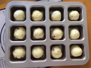 拿出面团排气，分成12等份放入膜具中