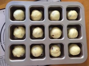 拿出面团排气，分成12等份放入膜具中