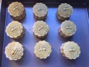 5分钟定型后，拿出刷上一层薄薄的蛋液，放入烤箱继续烤15分钟