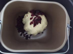 倒入面团，揉进面团里就可以了，等待发酵