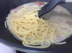 然后将另一锅里的意大利面捞出加入到这个锅里拌匀