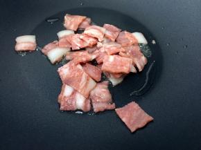 煮面条的同时将培根切一切 然后面条煮到8分钟左右的时候 另起一个锅 加入一点点橄榄油将培根煎出香味