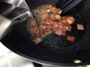 然后倒入一碗水