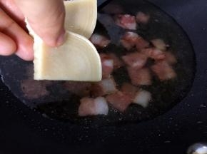 加入两块好侍奶炖小方 将其搅拌溶化 煮开