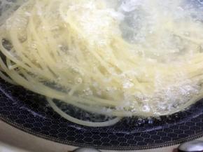 一锅水煮开加上一茶匙盐放入意大利面煮（煮12分钟）