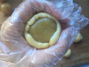用虎口向上推，直至面团合拢
